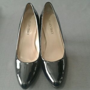 Ellen Tracy patent leather pumps